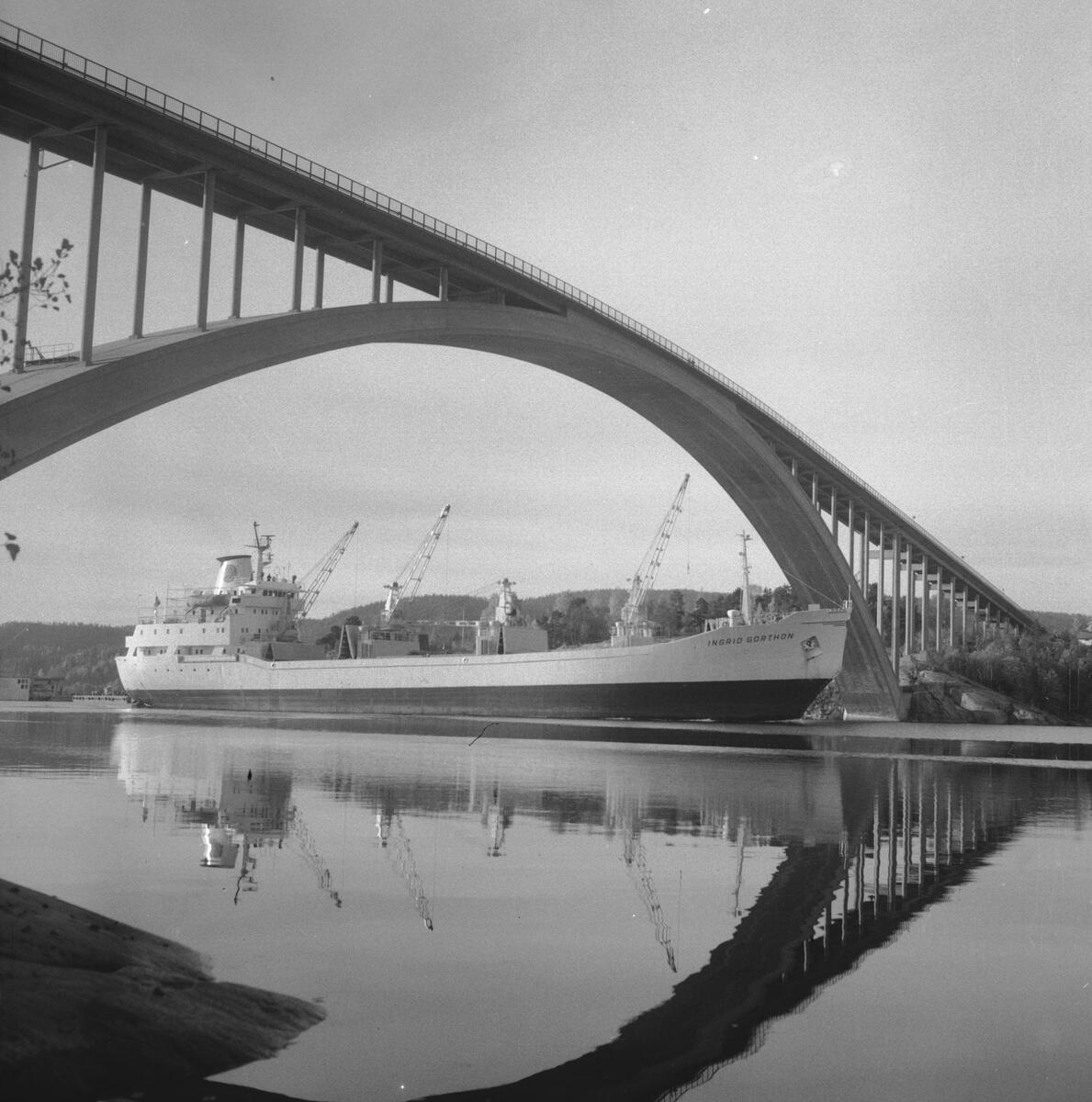 Fartyget Ingrid Gorthon vid Sandöbron
