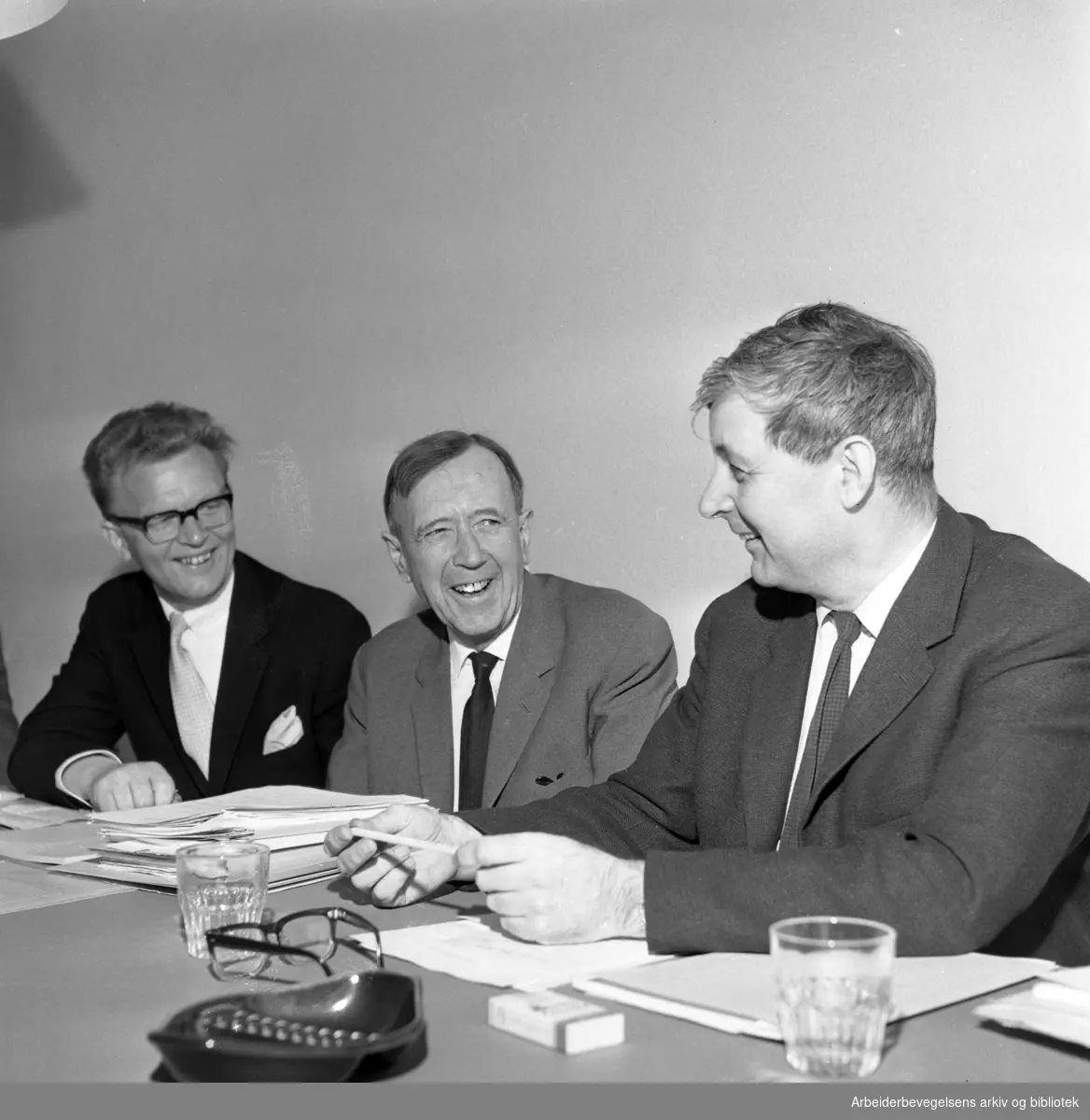 Møte i Kringkastingsrådet. Fra venstre: Ivar Eskeland, Alf Jacob Ustvedt og Torolf Elster. Antatt 1967