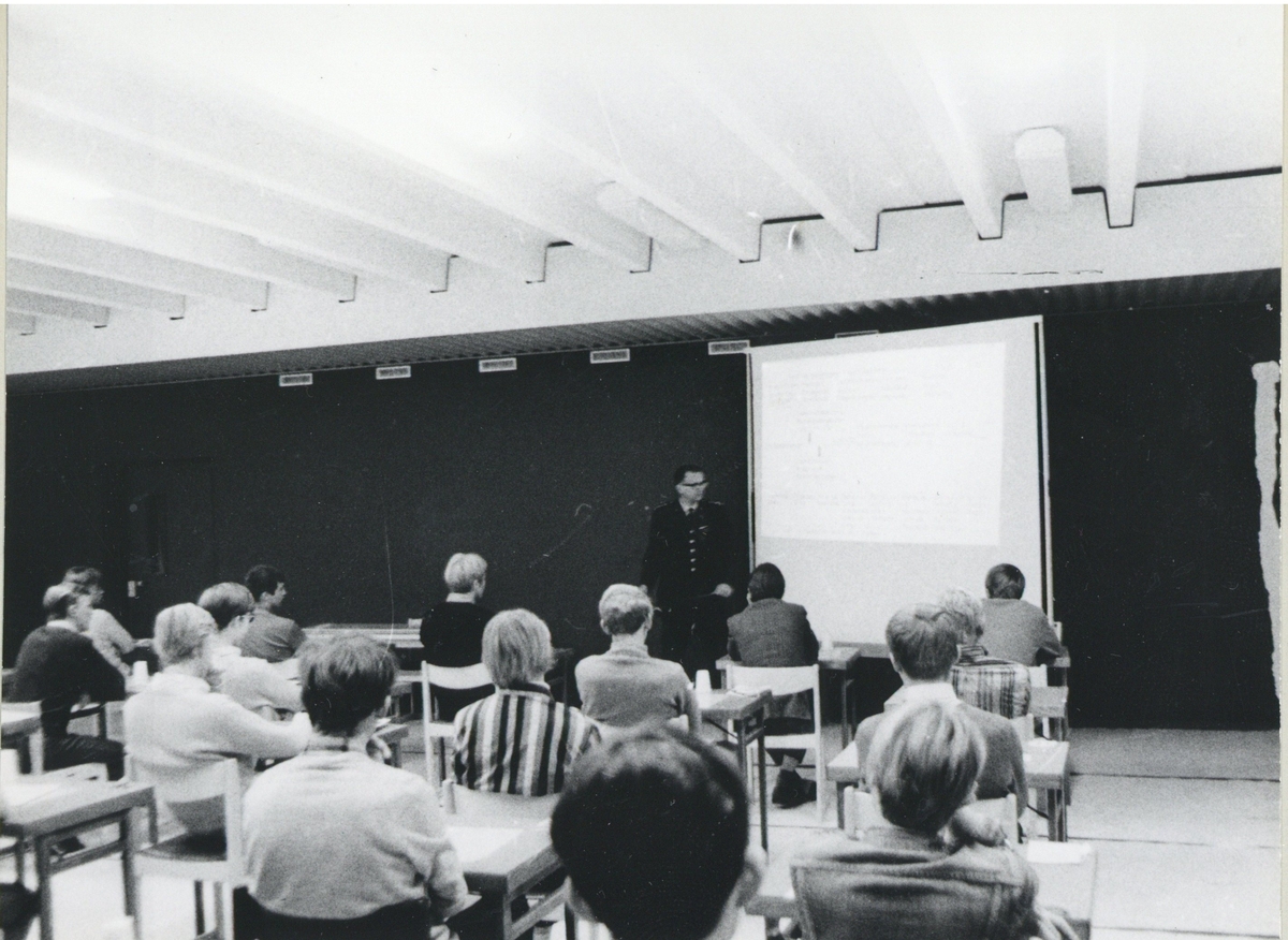 Den kollektiva verksamheten avslutas med inskrivningschefens allmänna information om prövningsförfaandet och principerna för uttagning m m. Uppsala 1968