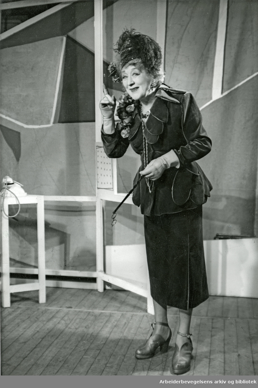 Lalla Carlsen i "Klin Toki" vårrevy på Edderkoppen teater. 1951.