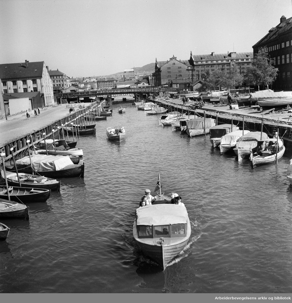 Småbåter fortøyd langs Akerselva. Mai 1951.