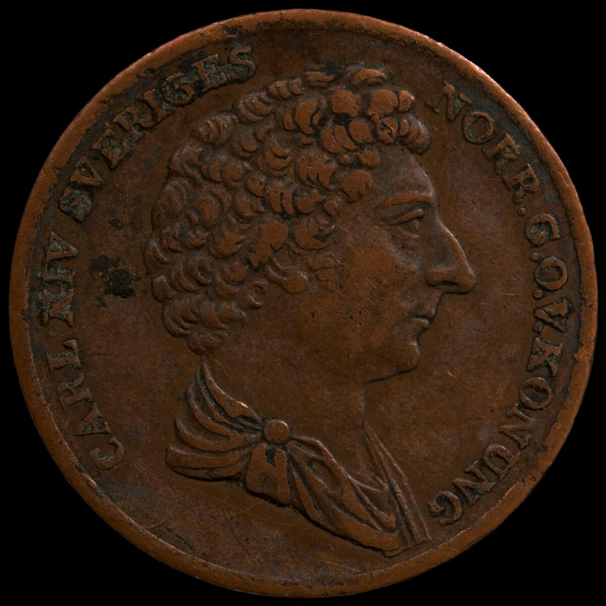 Åts. CARL XIV SVERIGES / NORR .G.O.V. KONUNG; Konungens halsbild, vänd åt höger.; Fråns. ½ / SKILLING på två rader mellan tre kronor. Under den nedersta kronan två korslagda palmkvistar, nederst 1832.; Rb. 7, O. 3464, S. 3007