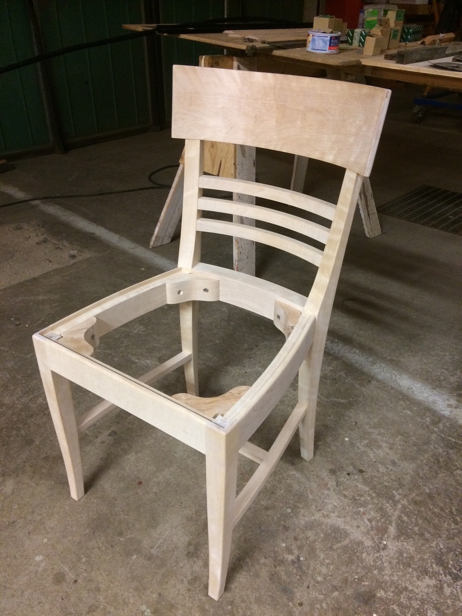 Färdigmonerad stol, förutom sitsen, visar stöden för sitsen. Klar för ytbehandling och sen användning i SJ Ro2 2702. Nytillverkning av J.Lennartsson Snickeri AB.