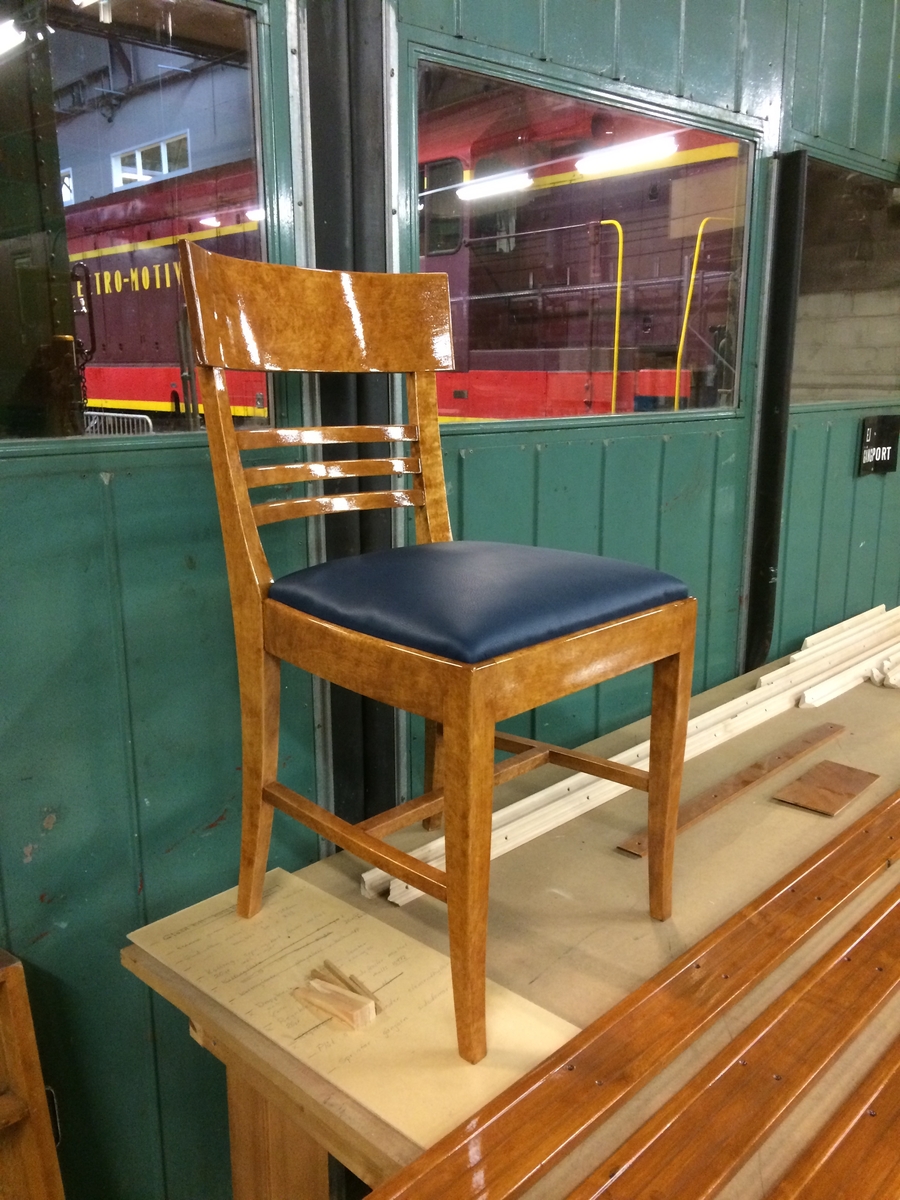 Tillverkning av stol, som tillhör restaureringsprojektet av restaurangvagn SJ Ro2 2702.