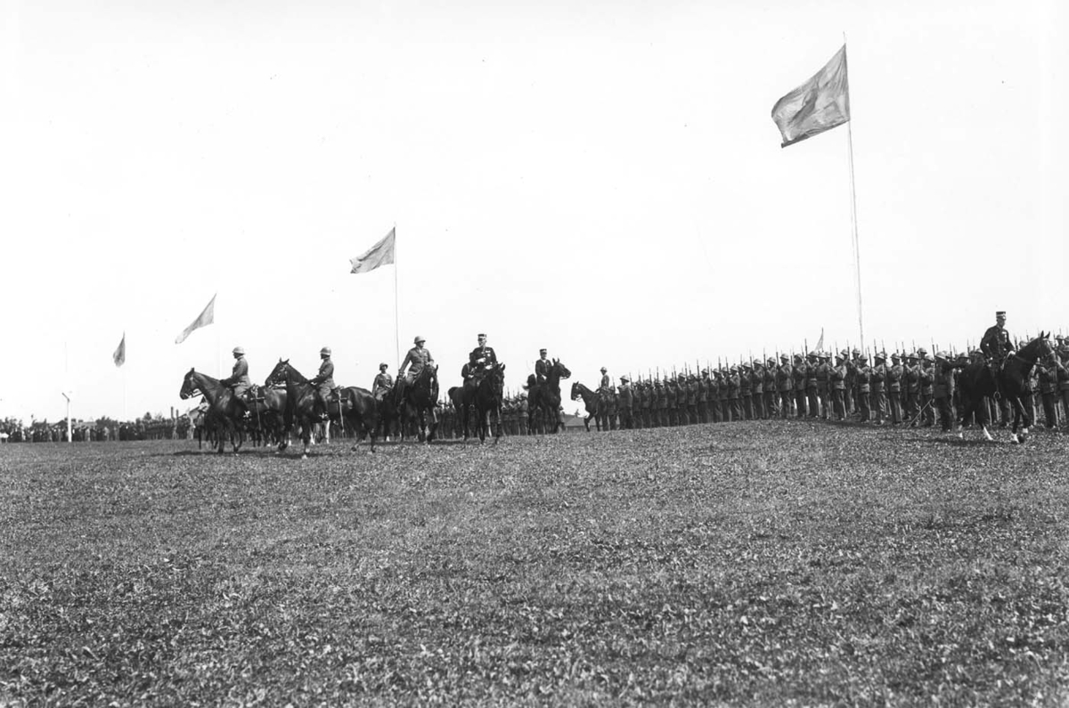 Gustaf V med uppvaktning till häst på Skaraborgs regementes 300 års jubileum 1931. Gustaf V på hästen längst till höger