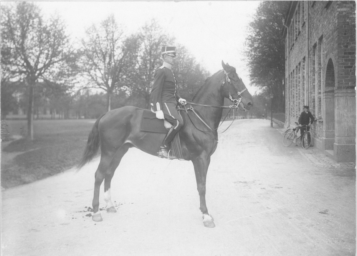 Kapten Janne Lundblad på hästen Uno e Zahlmeister. Garnisonsmuseet