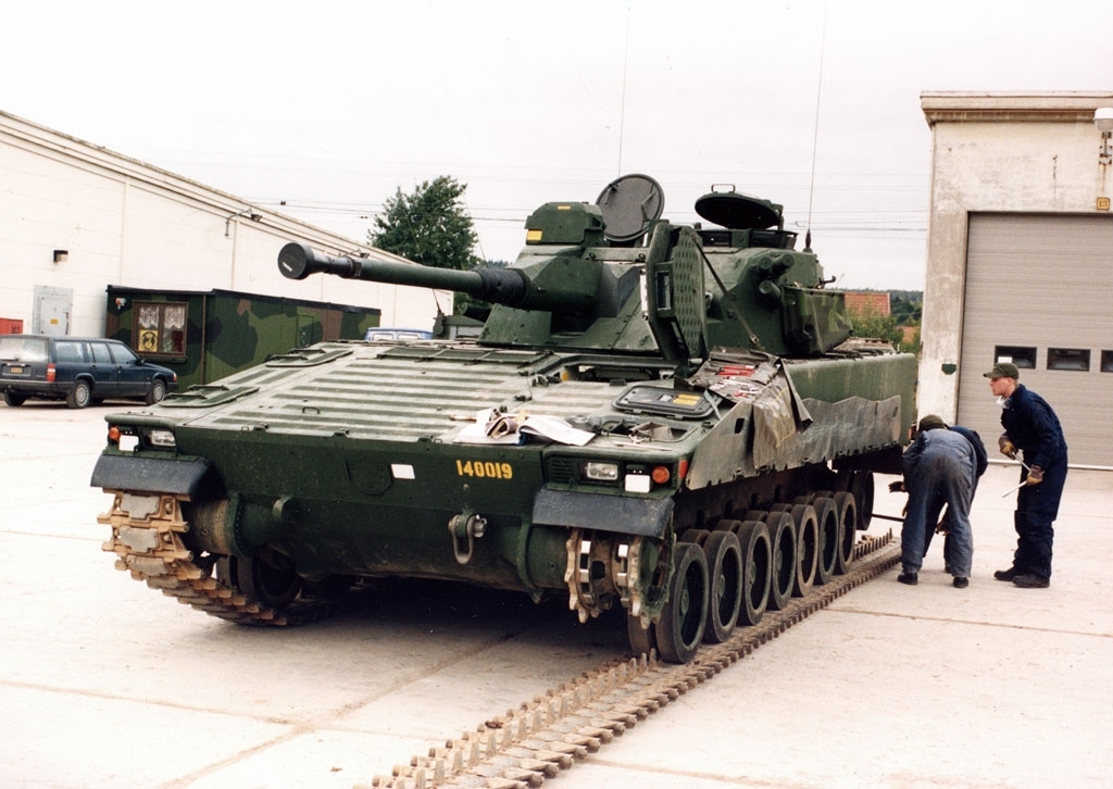 Stridsvagn 90.  Byte av spännhjul vid nya garageplan Sandfältet 1990-talet.