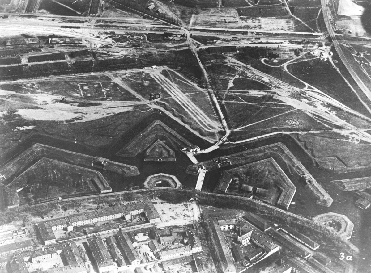 En del av fästningen Dünaborgs fortgördel under första världskriget, fotografetat av en tysk spaningsflygare.