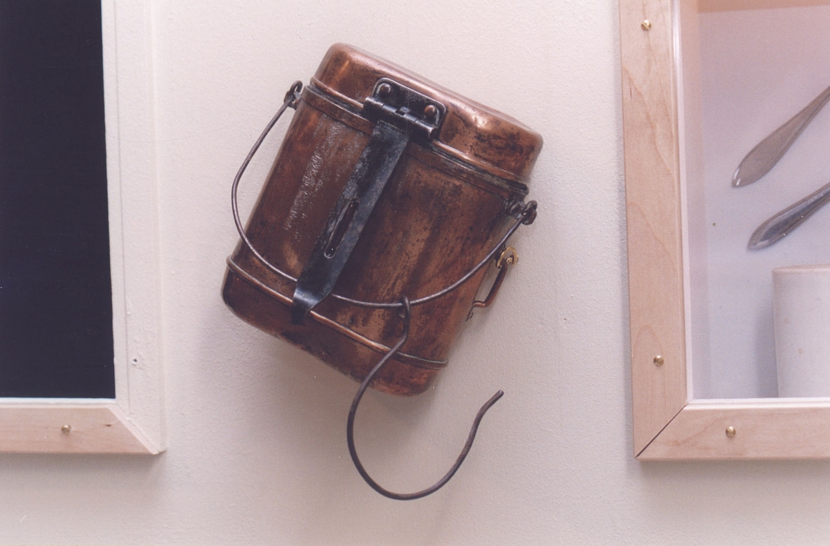 En interiörbild på kokkärl koppar på garnisonsmuset år 2001