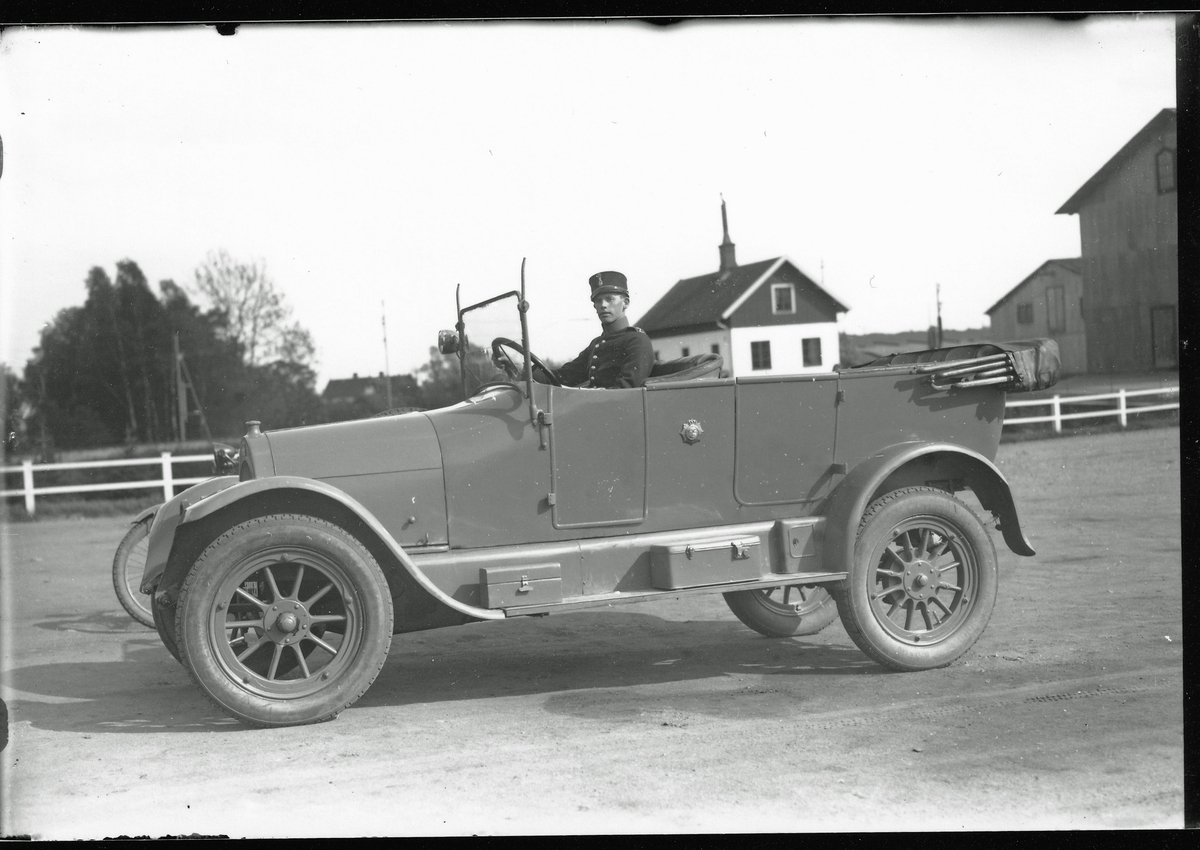 Göta Trängkår.   Personbil på kaserngården 1920-tal.