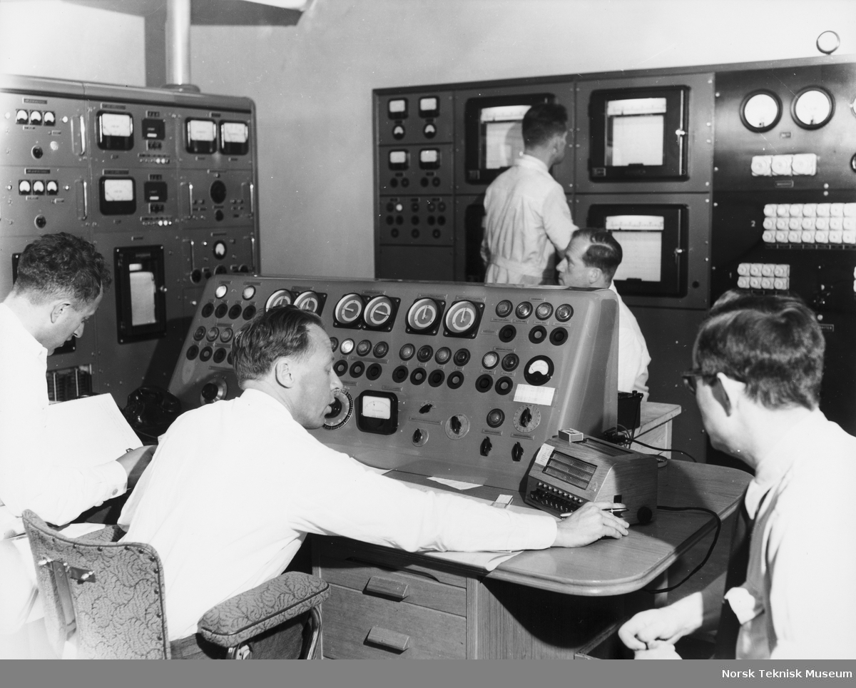 Atomreaktorene JEEP I: Kontrollrom. Gunnar Randers sitter ved kontrollpulten.