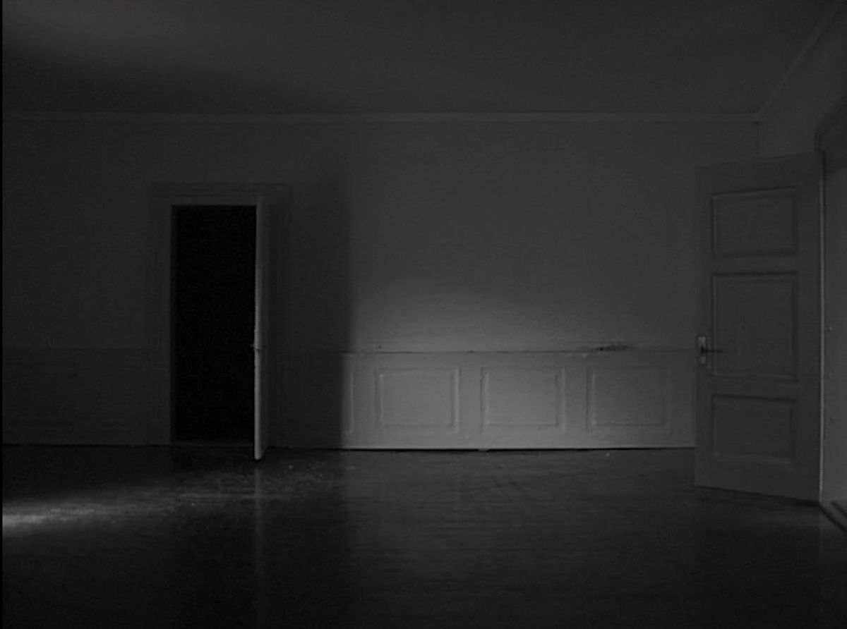 Videoinstallation där rum efter rum passeras i vad som verkar vara en lägenhet från tidigt 1900-tal samt modellen där filmen spelades in.