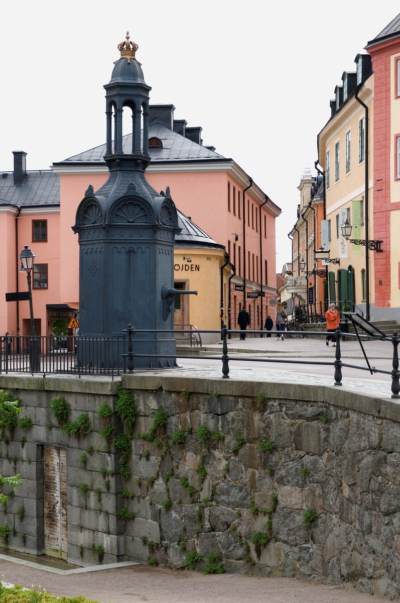Sankt Eriks källa med S:t Eriks gränd i bakgrunden, Uppsala