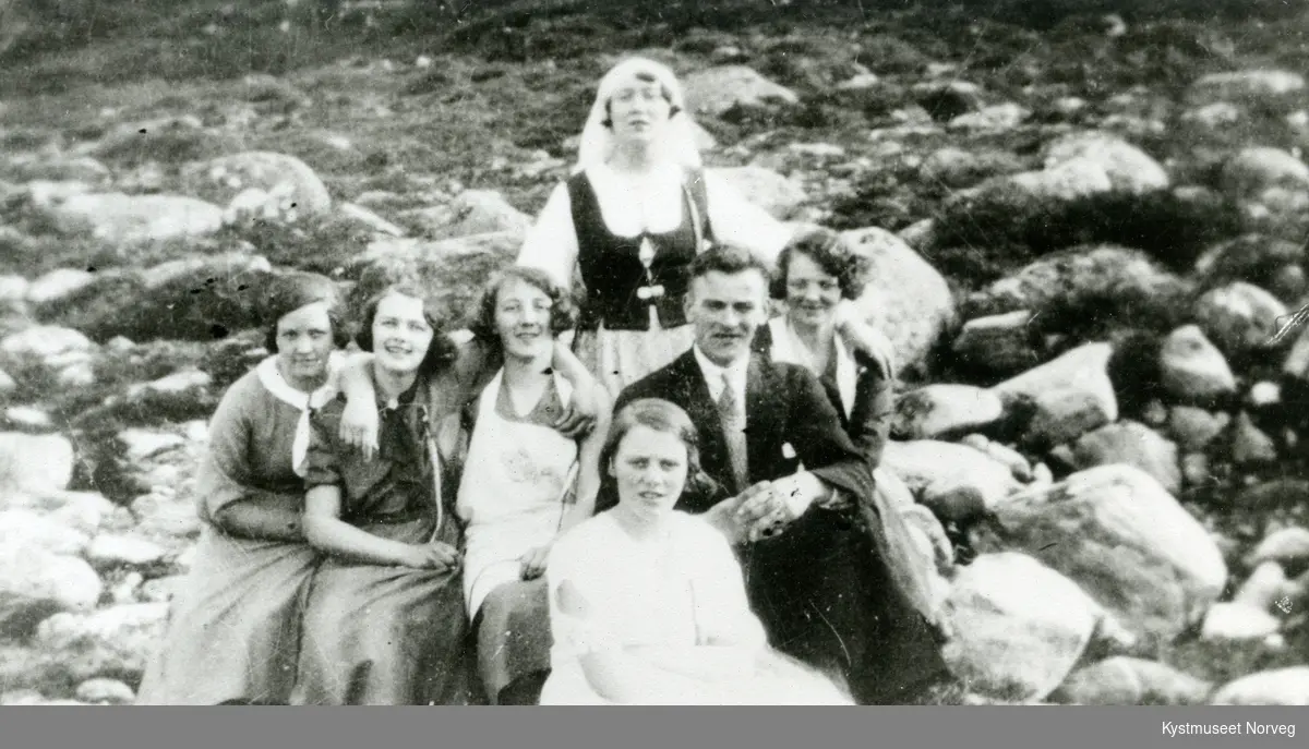 Familien Einvik i strandkanten på Einvika, Flatanger