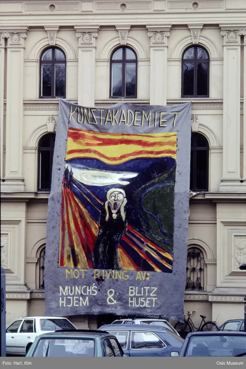 Statens kunstakademi, fasade, banner, protest mot riving av Munchs hjem og Blitzhuset i Pilestredet, Munchs Skrik på banneret, biler