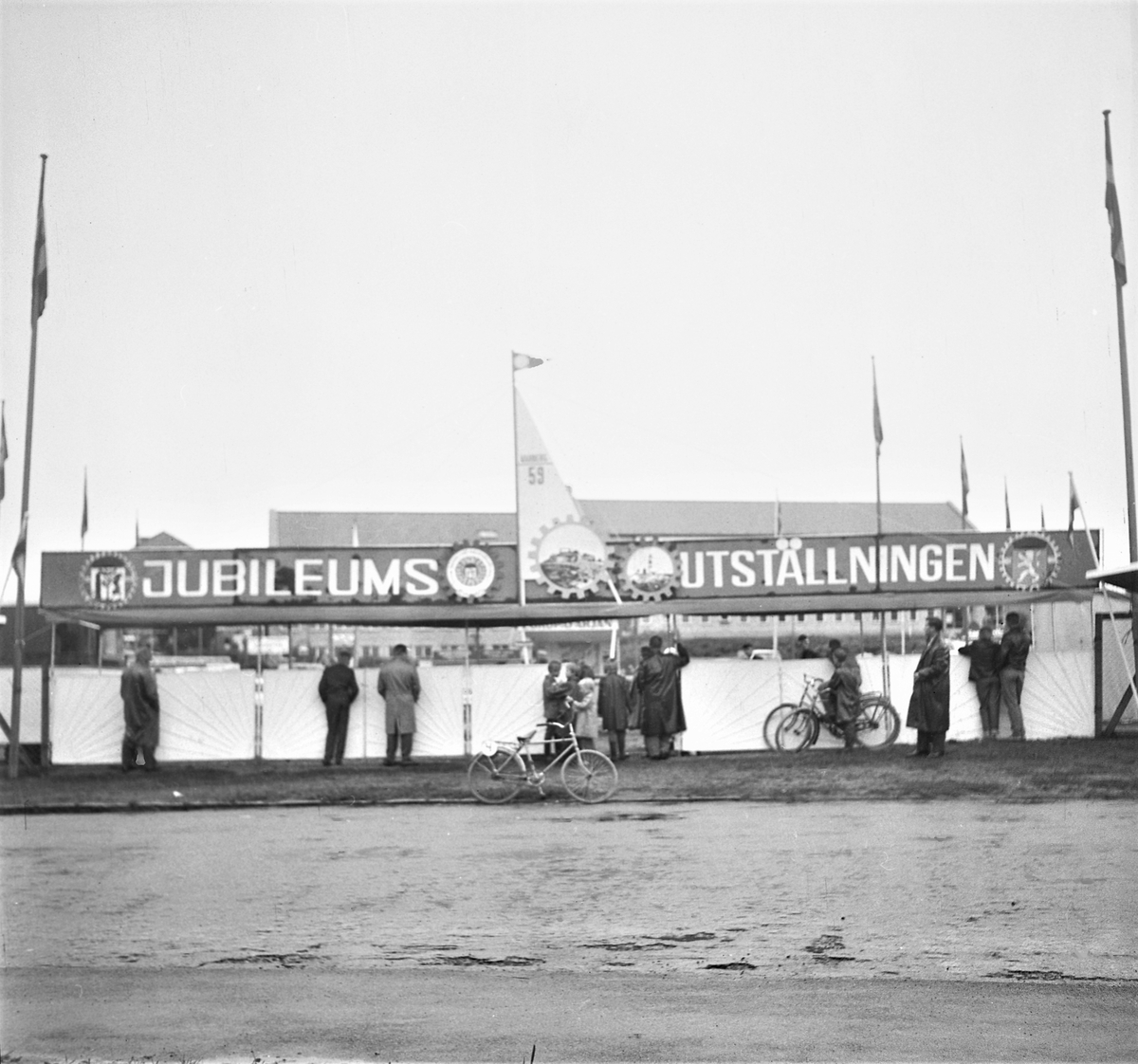 "Varbergs Jubileums-utställning". Arrangerad av Varbergs hantverks- och industriidkareförening samt Nordiska Mässor. Bild nr G2247: Personer i Hagaskolans gymnastiksal som betraktar konst av hallandskonstnärer. Bild nr G2248: Kvinnor i folkdräkt utomhus med flaggor i bakgrunden. 
Artikel i samband med bilderna publicerad i Varbergs Tidning 1959-08-03, 1959-08-05.