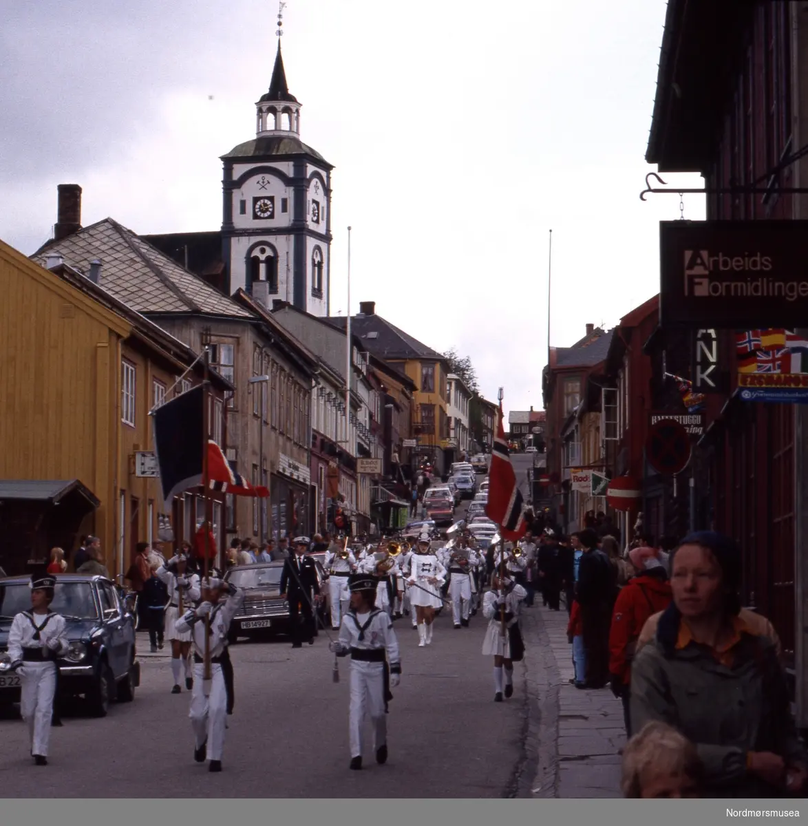 Foto trolig fra Nasjonaldagen, 17. mai, engang på 1980-tallet i Røros kommune. Fra Stein Magne Bach sin private fotosamling. Denne samlingen består av dias fra perioden omkring 1980. Fra Nordmøre museums fotosamlinger.