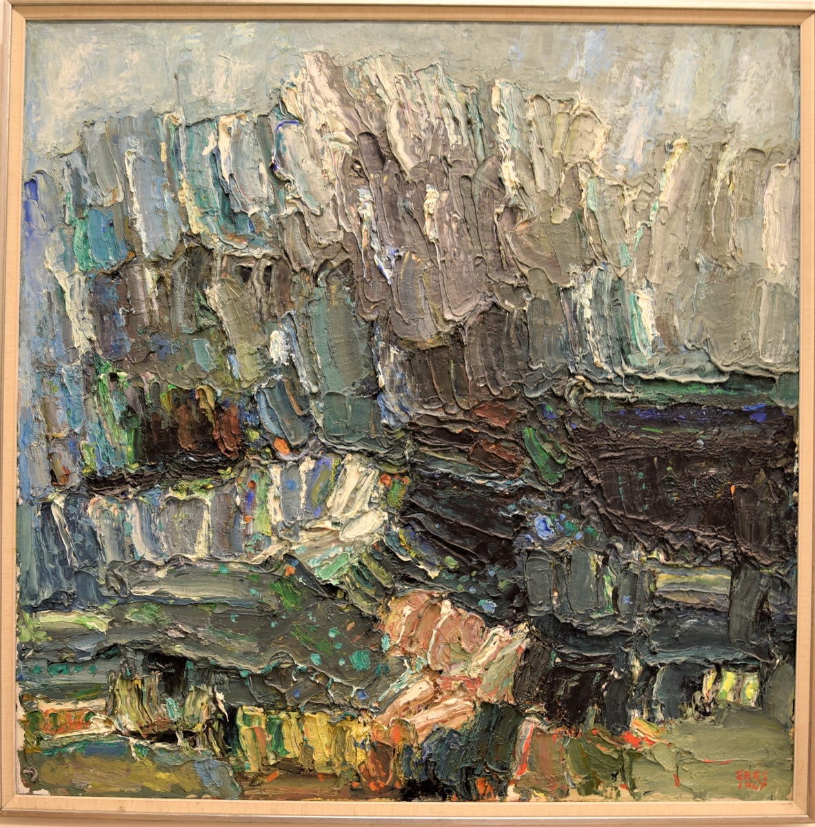Abstrakt komposition i kraftiga penseldrag i tjock pålagd färg. Grått och blått dominerar; inslag av grönt, gult, svart, rött och vitt.