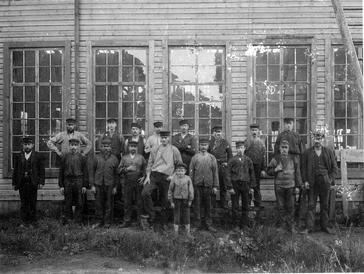 Arbetargrupp från Härnösands Verkstad, år 1895.