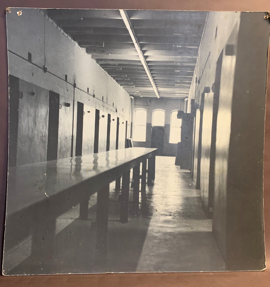 Linköpings straffängelse, foto taget inifrån en av de nedre cellkorridorerna strax före stängning 1969. Större fotografi på masonit. Okänd fotograf.