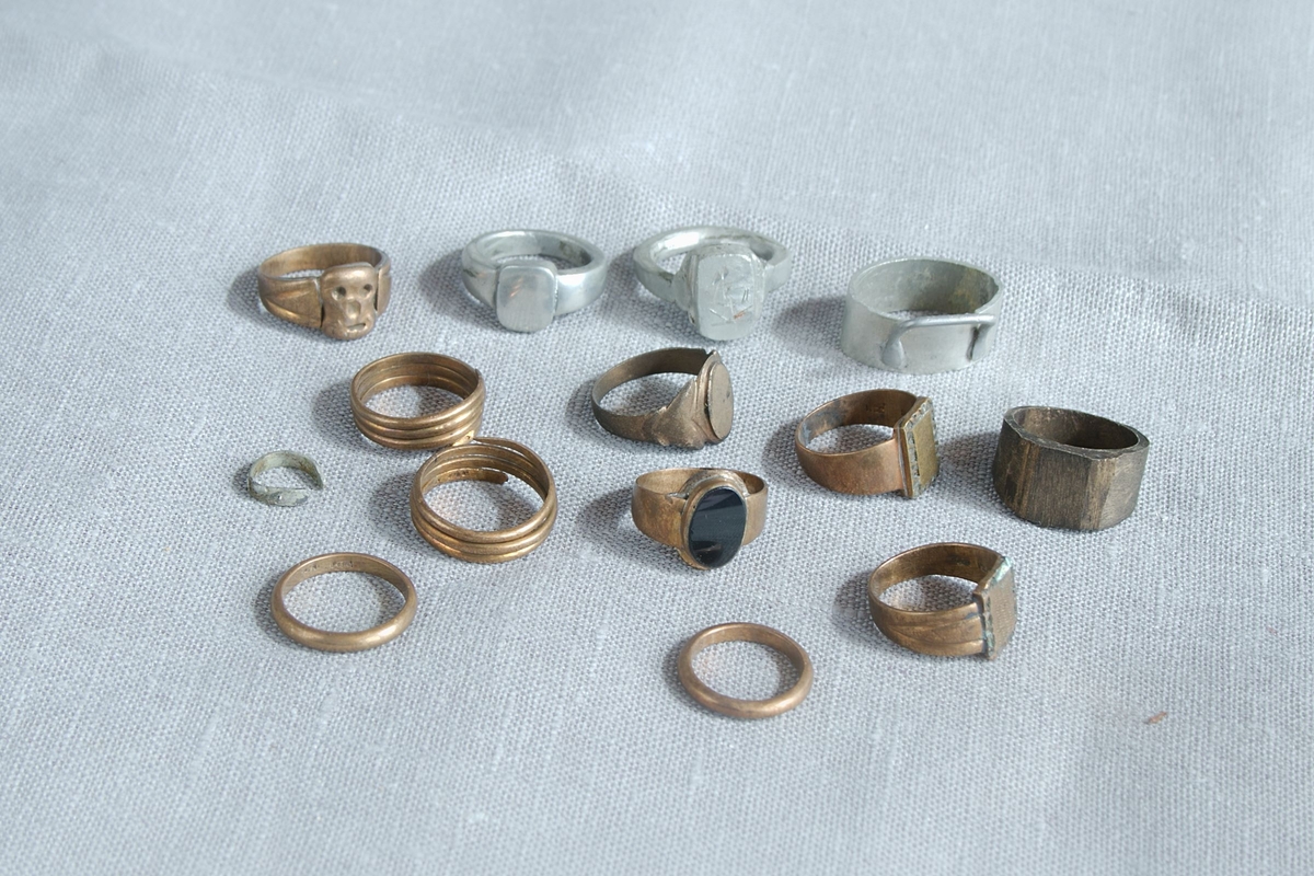 14 stk. ringer i ulike materialer og utføringer.