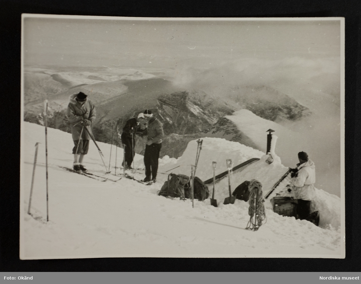 Fjällvandrare/ bergsbestigare vid toppstugan på Kebnekaise, som tillkom 1924.
