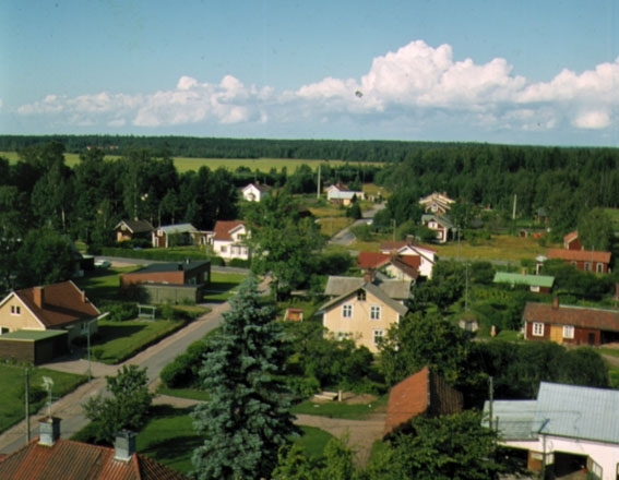Vy från Väse 1971. Hantverksgatan österut, gula huet i mitten har nummer 3.