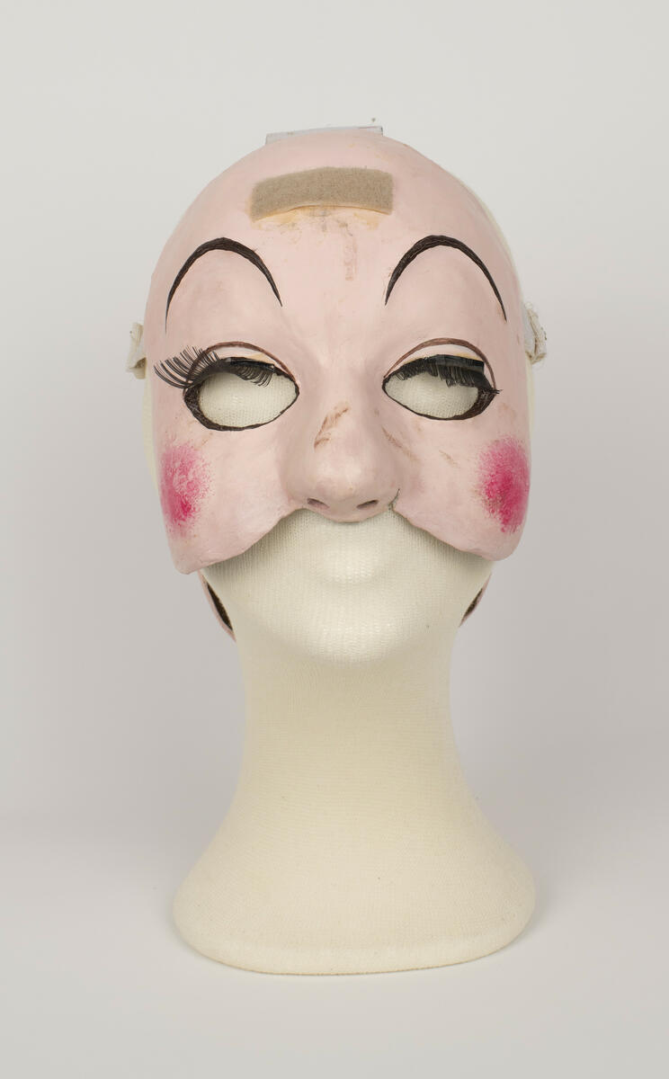 Dubbelmask använd för rollen "Baronen" i uppsättningen ”Pierrot i parken”.
Masken består av en halvmask som bärs över ansiktet och en ansiktsmask som bärs över bakhuvudet.