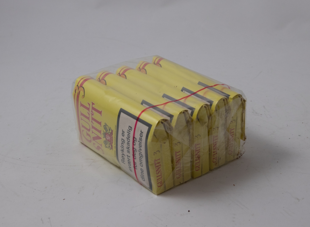 Fem pakker med tobakk for rullesigaretter pakket inn i plast.