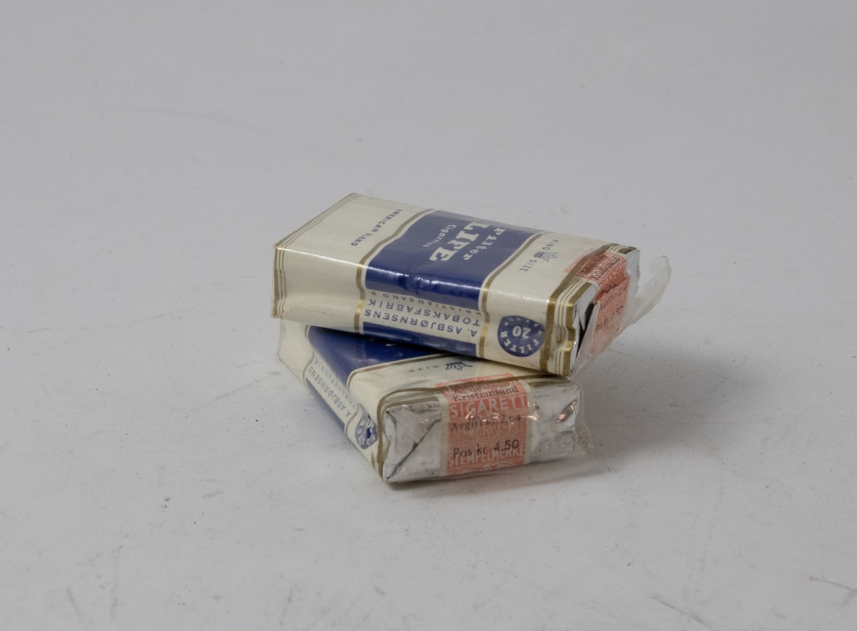 Pakke med sigaretter. Blå og hvit papirpakning