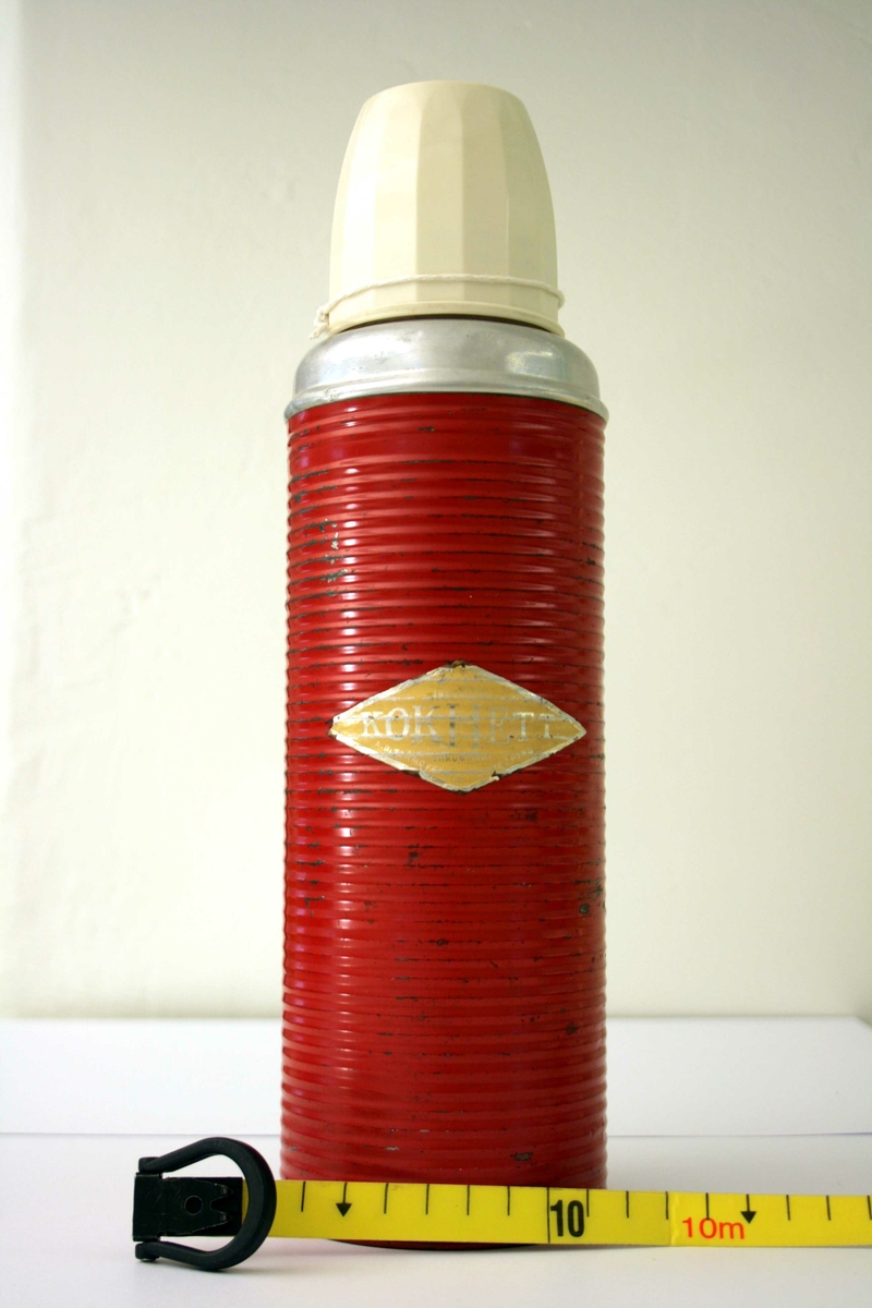 Stor rød termos (1 liter? )med rifler utvendig, kork av kork, plastkopp på toppen