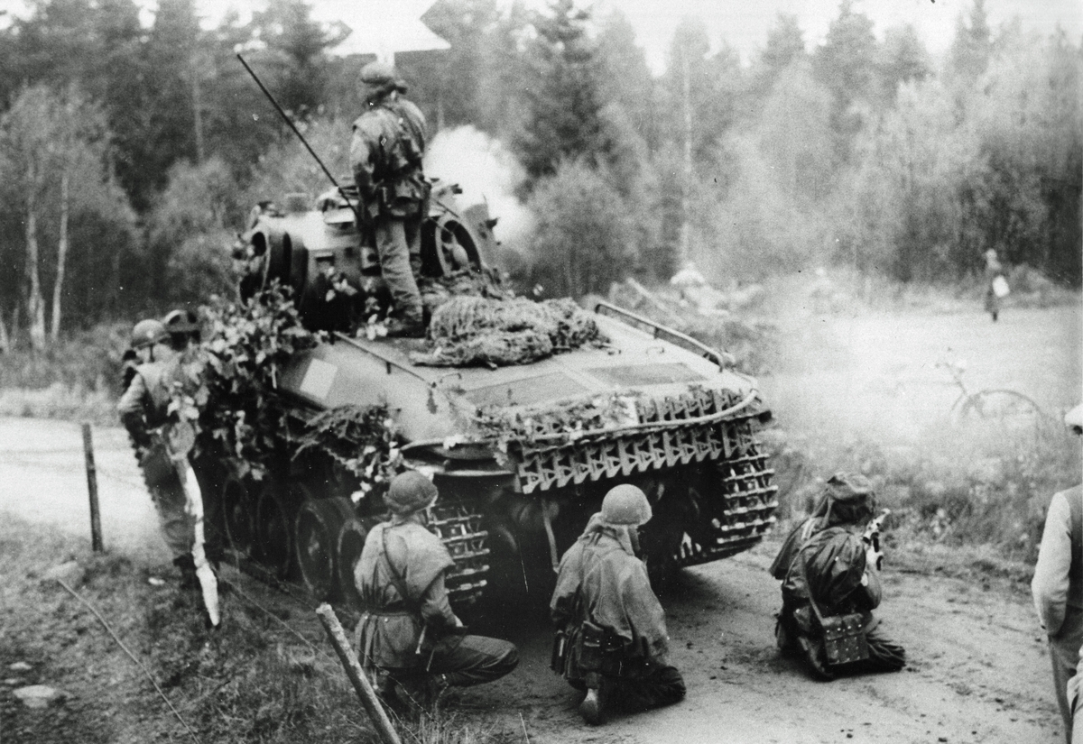 Fälttjänstövning 1961. Strv m/42 med följeinfanteri.