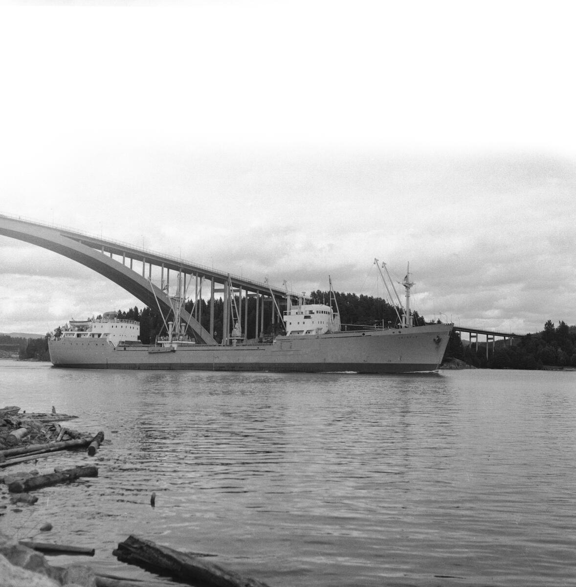 Fartyget Tristar vid Sandöbron