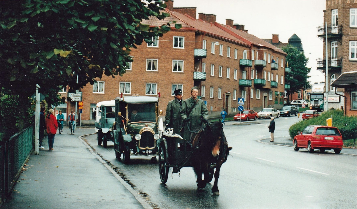 Göta Trängkår firar 90 år i Skövde den 28 sept 1995. Kortege genom Skövde.