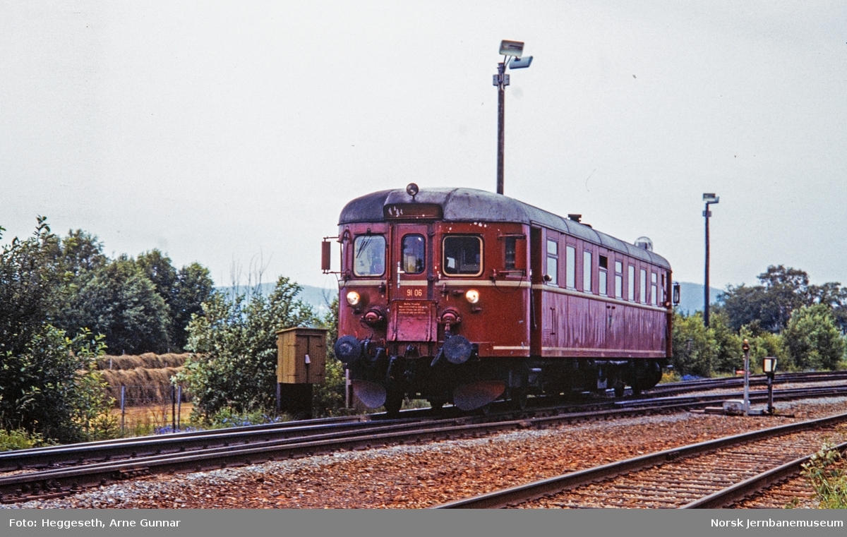 Dieselmotorvogn BM 91 06 med persontog på Hell stasjon