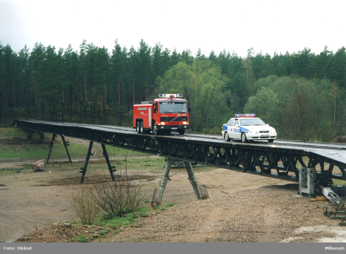 Krigsbro 6 (KB 6). Brandbilen Volvo FL10 och Polisbilen Volvo.