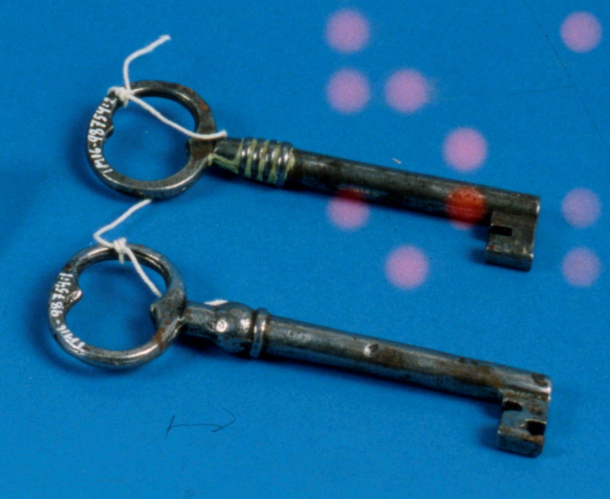 Två kraftiga nycklar hopbundna med tunnt snöre.



Neg.Nr. 1987-06