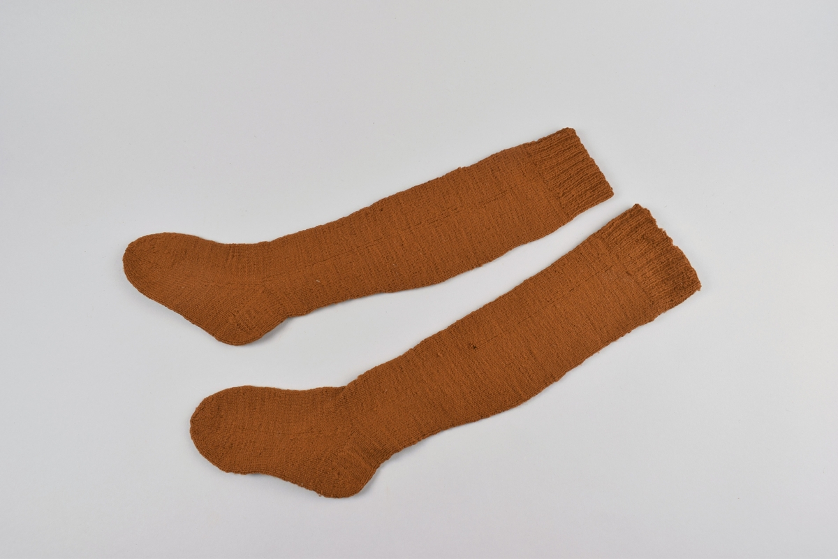 Lange strikkede sokker i tynt garn.