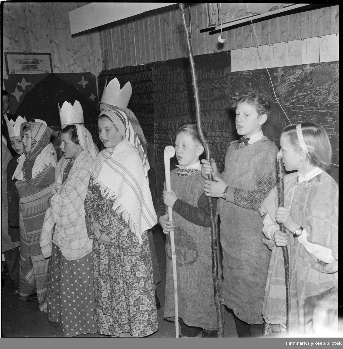 Juleavslutning på Elvenes skole ca. 1960. Fra venstre: Svein Birger Olsen, ukjent, Gunnhild Karikoski, Karin Bekkeli, Helge Pedersen, Willy Pedersen og Torhild Solvang.
