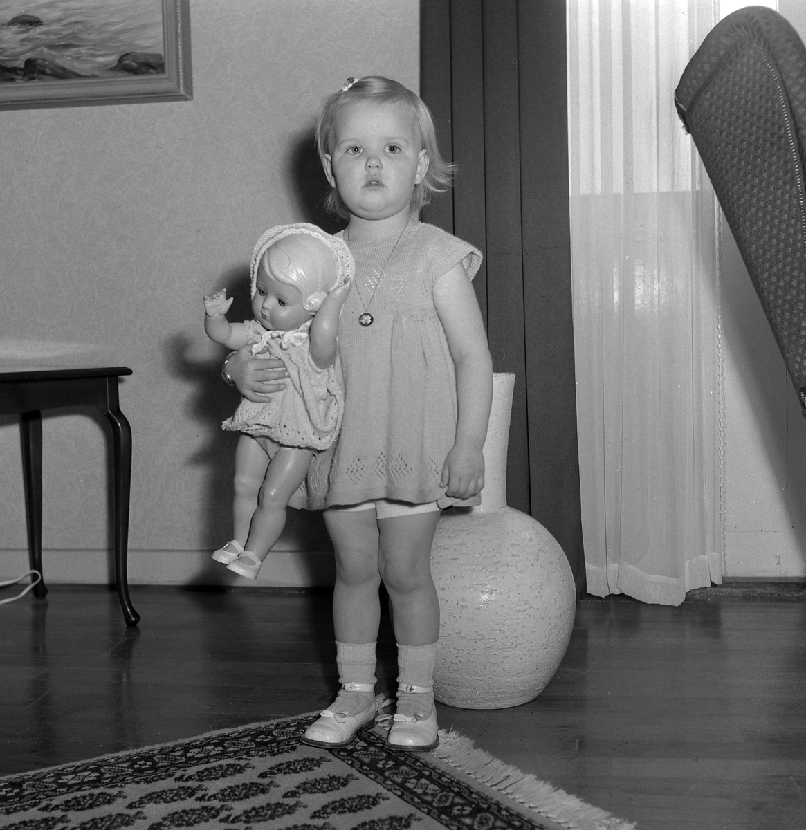 Okänd flicka håller en docka.