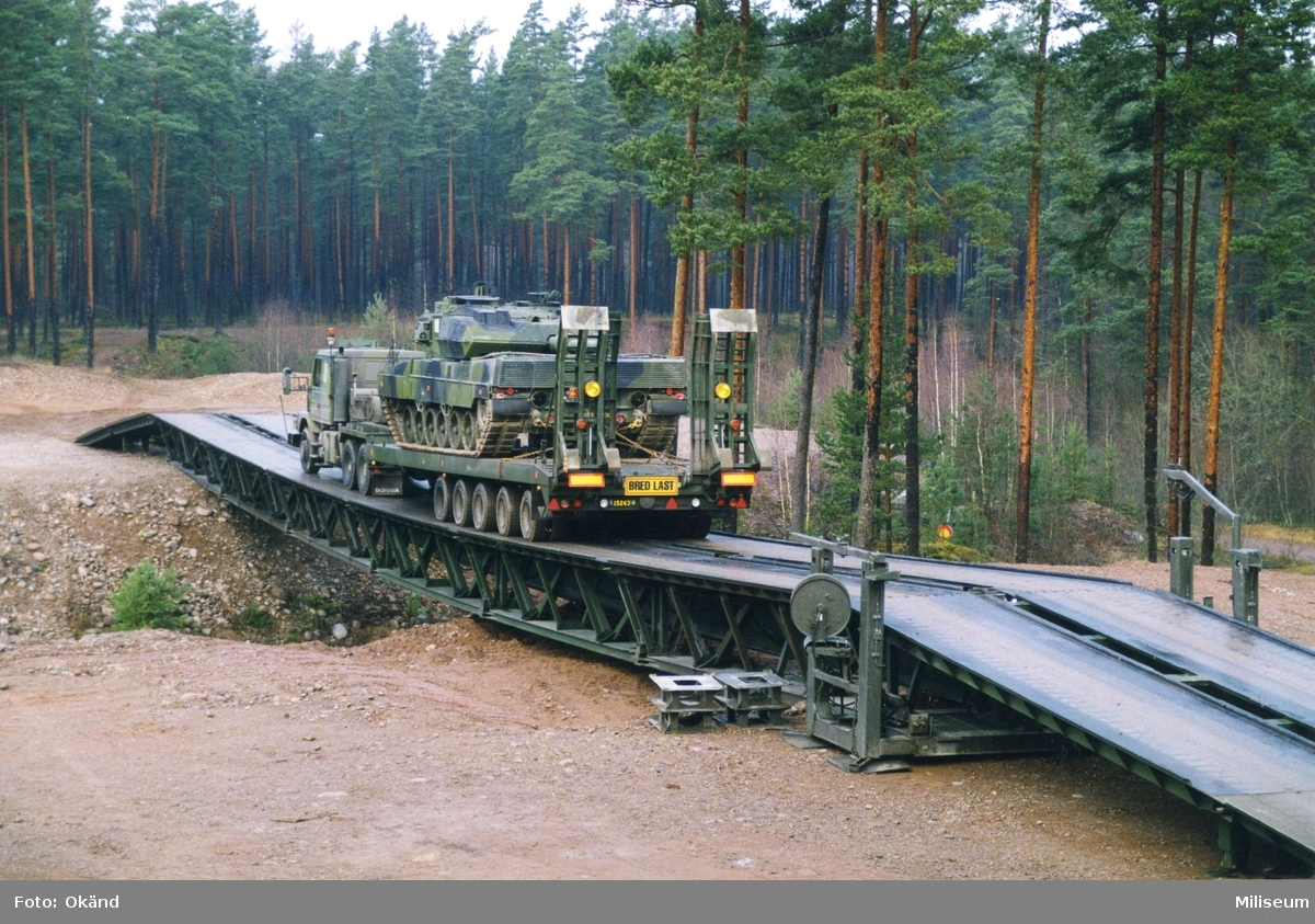 Krigsbro 5 (KB 5). Stridsvagn 122 och Scania T143.