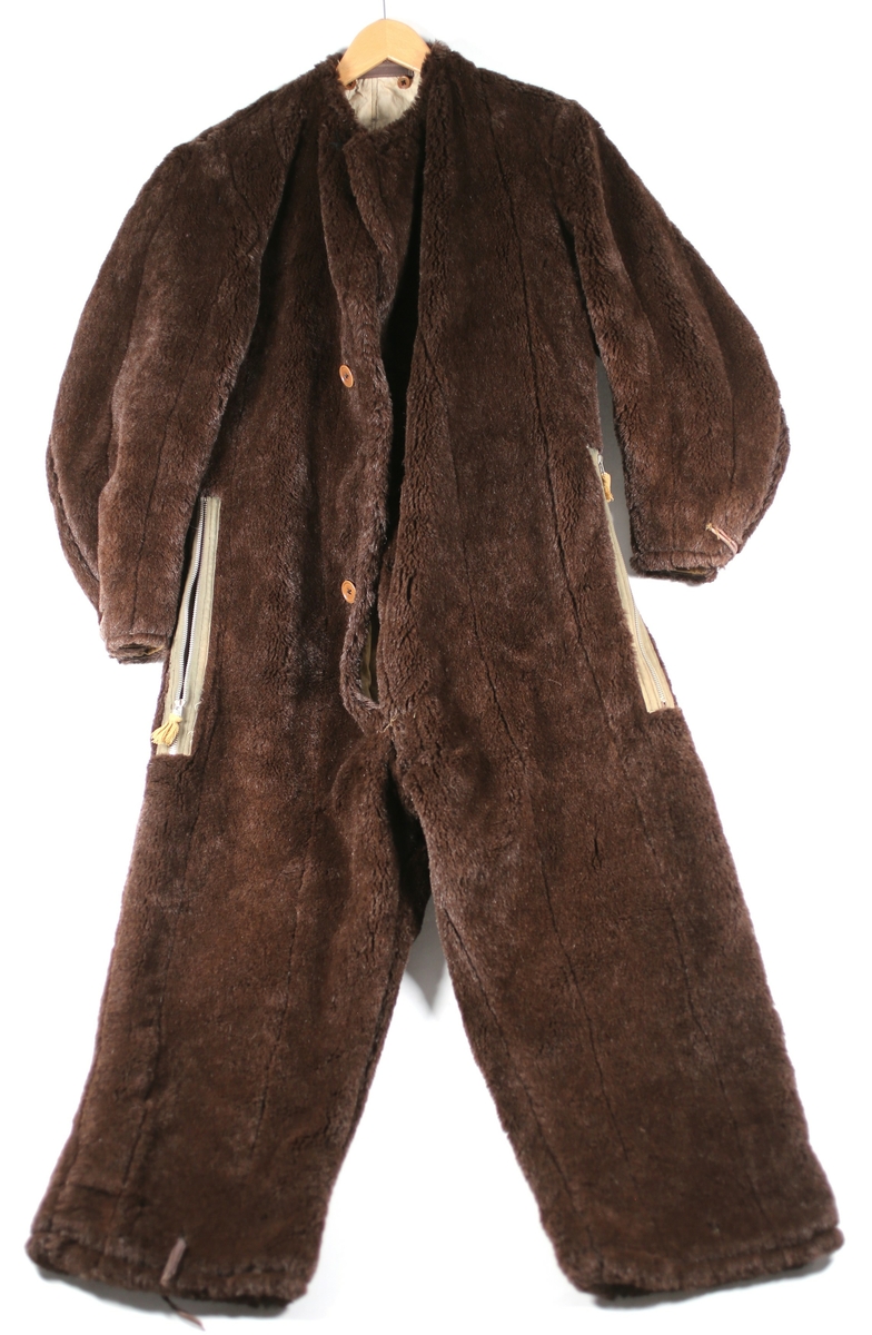 Brun flyverdress i tykt kunststoff (teddyfor).