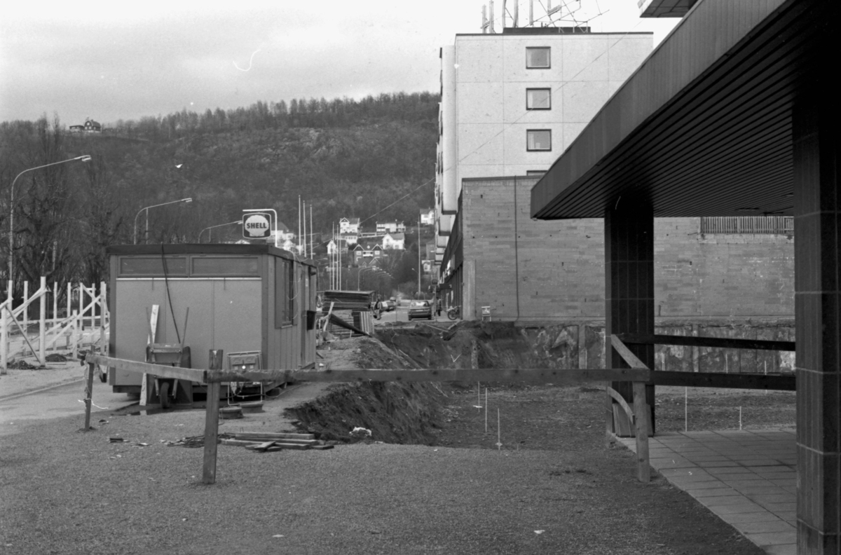 En grop efter den gamla Sparbanken som har rivits. Vid Rosen i Huskvarna år 1975.