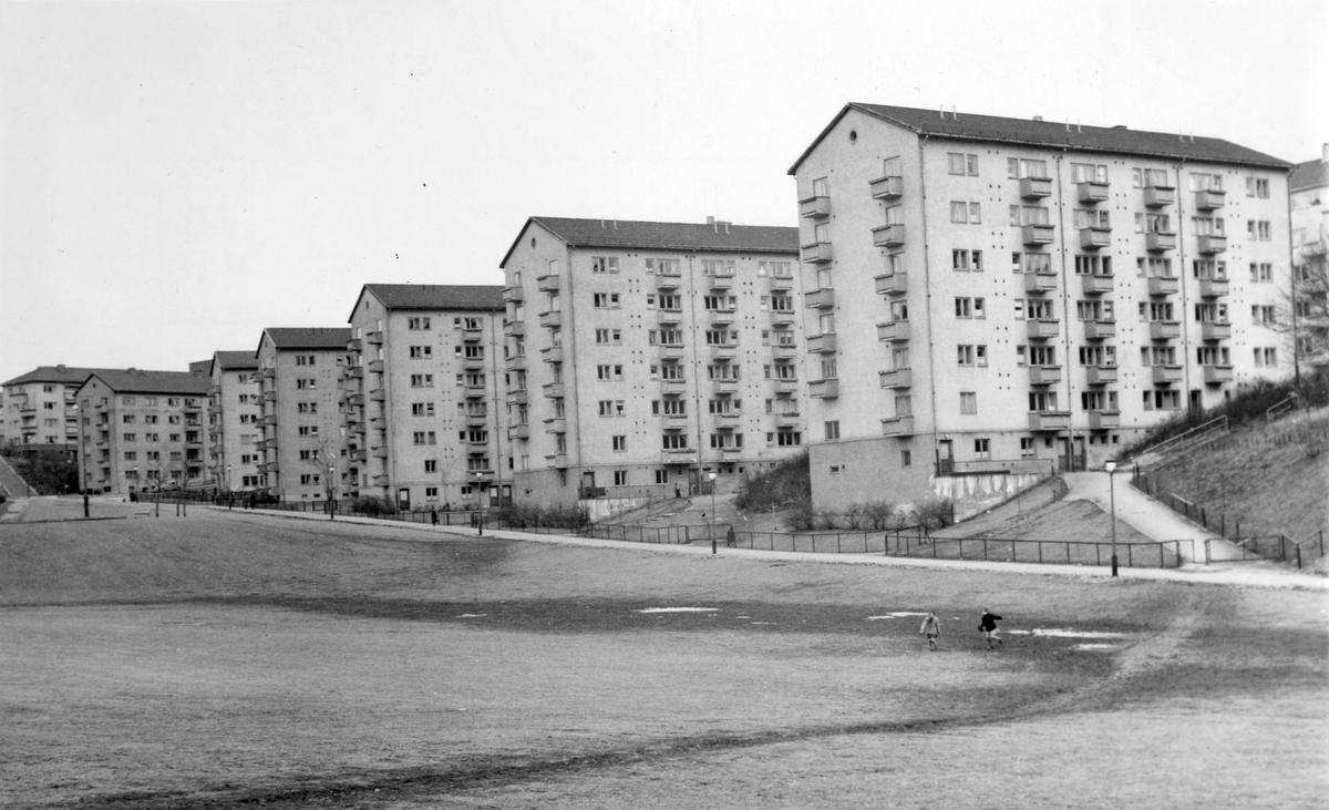 Foto av blokkhusbebyggelse fra 1950-tallet. Bak på fotografiet står det skrevet" "Ila gamlehjem 1955"