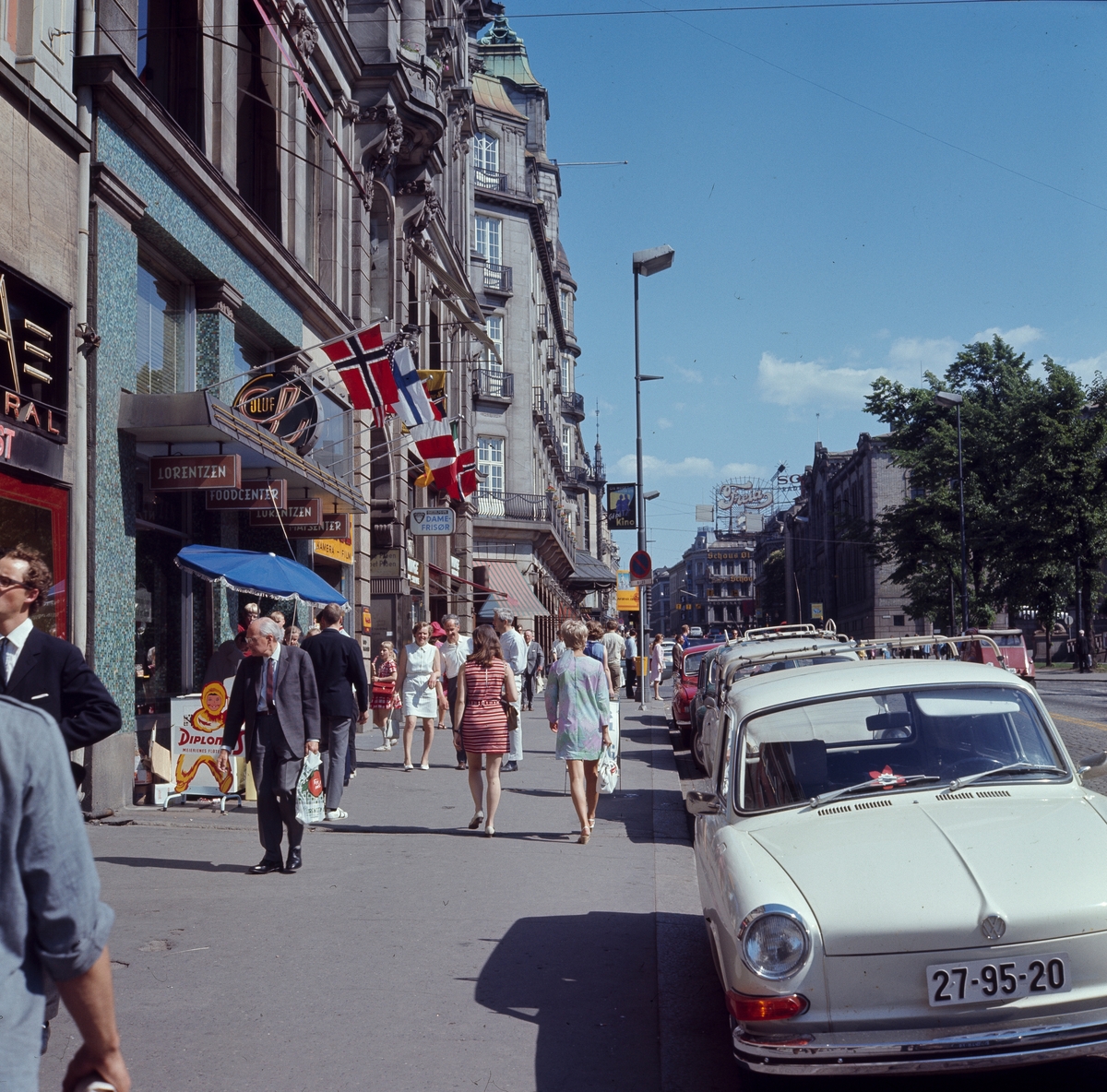 Mennesker spaserer på Karl Johan en sommerdag i 1970.