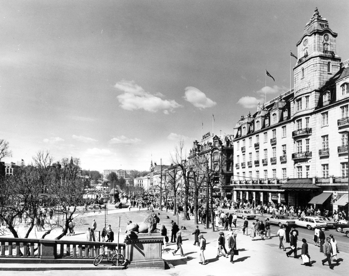 Foto av Karl Johans gate med Studenterlunden og Grand Hotel.Tatt fra Stortinget.