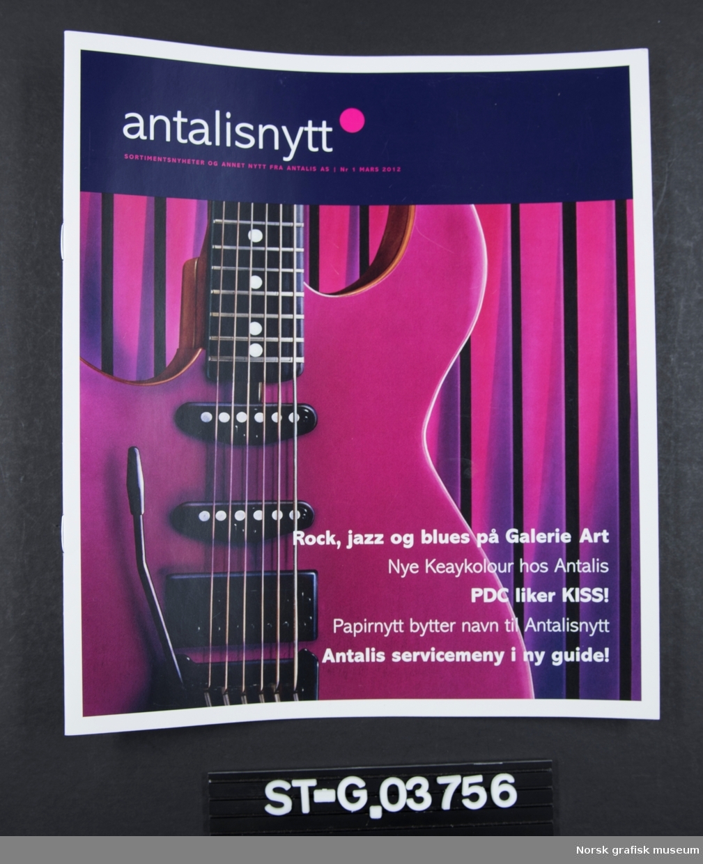 Avis eller brosjyre på 12 sider som forteller om sortimentsnyheter og annet nytt fra Antalis AS.

Omslaget viser detlasj fra en rosa elektrisk gitar.