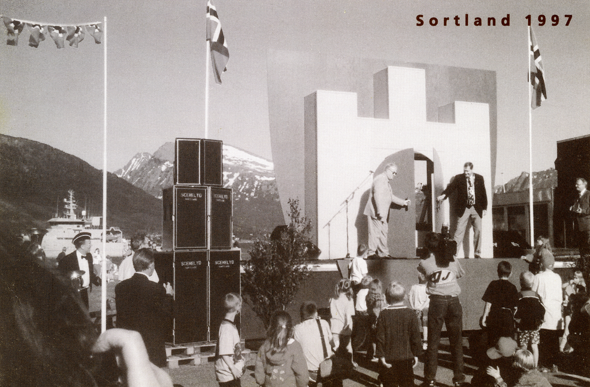 Sortland blir by 1997, fest på torget, ordfører Ingolf Markussen. Postkort utgitt av Sortland Historielag.