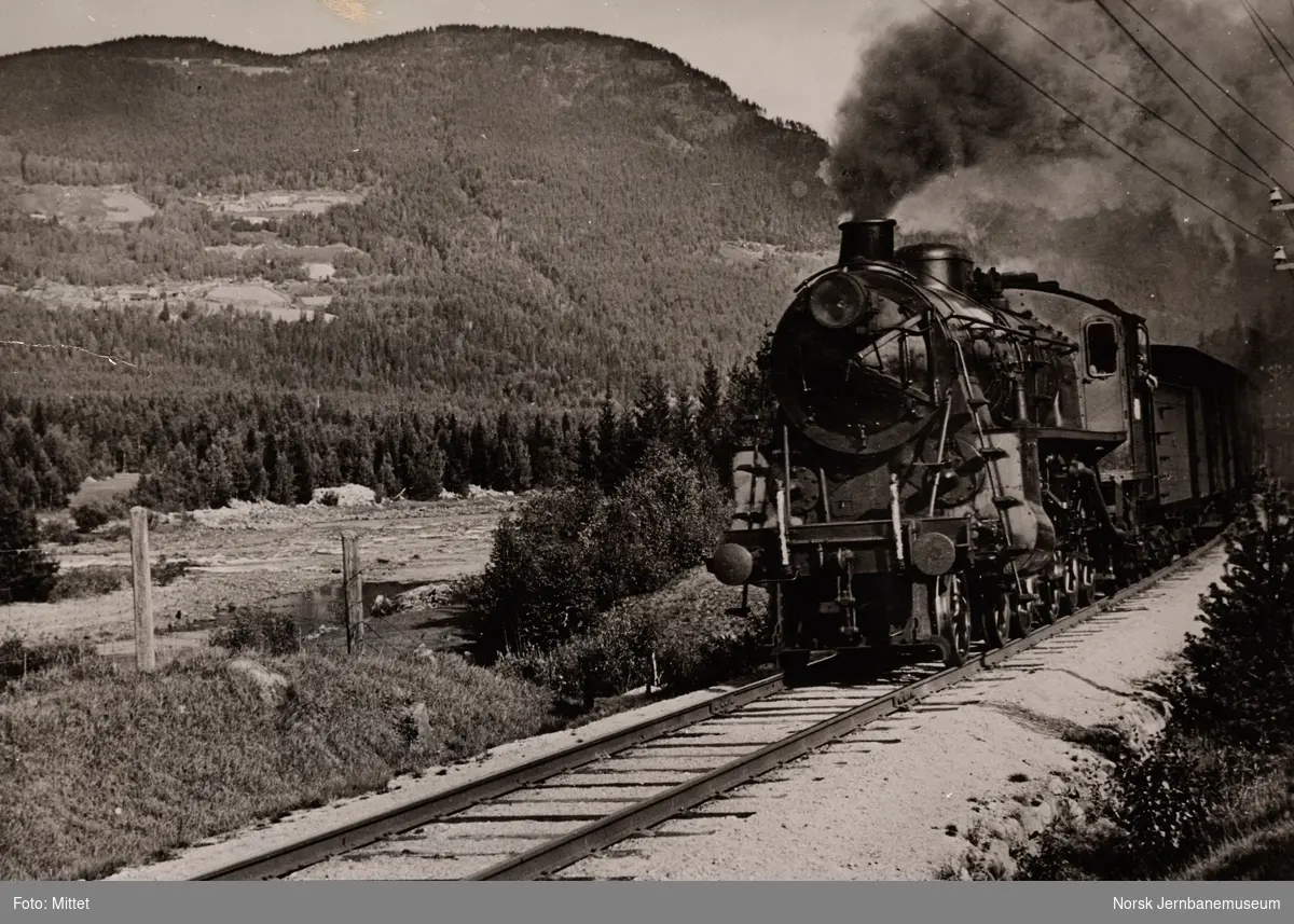Damplokomotiv type 26c med tog retning Bergen mellom Torpo og Ål stasjoner