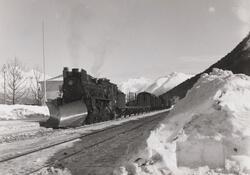 Damplokomotiv type 26c med stor frontplog med godstog retnin